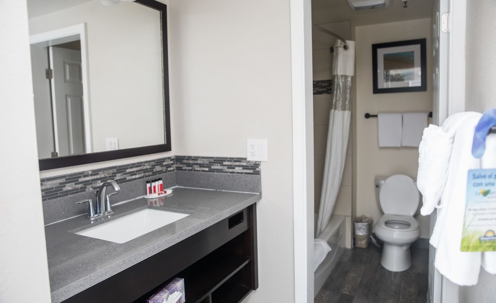 Days Inn by Wyndham Monterey Downtown 13/31