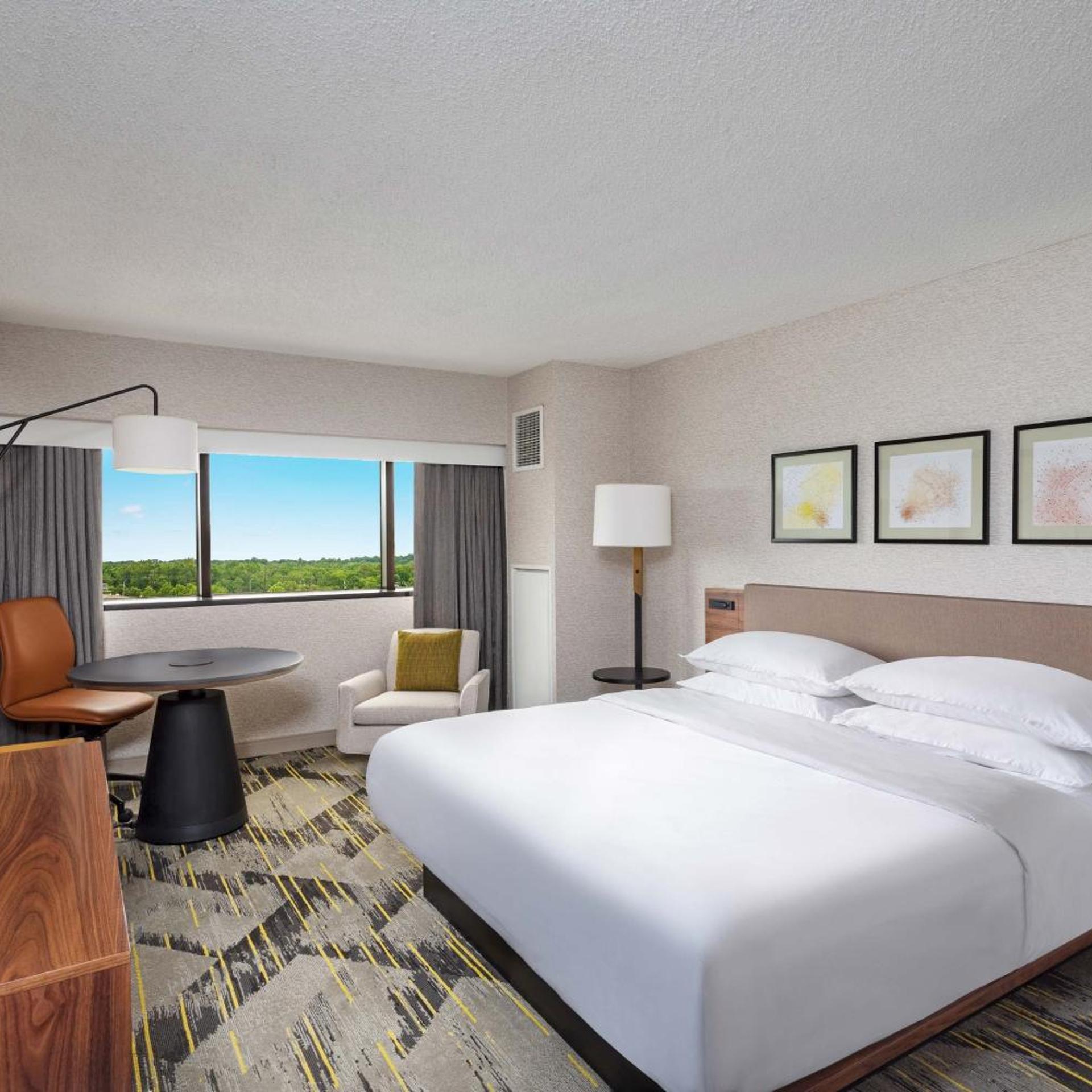 غرفة قياسية بسرير كينج، Sheraton Edison Hotel Raritan Center 2/6