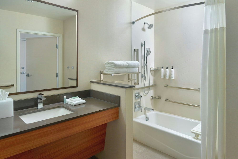 Fairfield Inn & Suites By Marriott Alpharetta Avalon Area 25/27