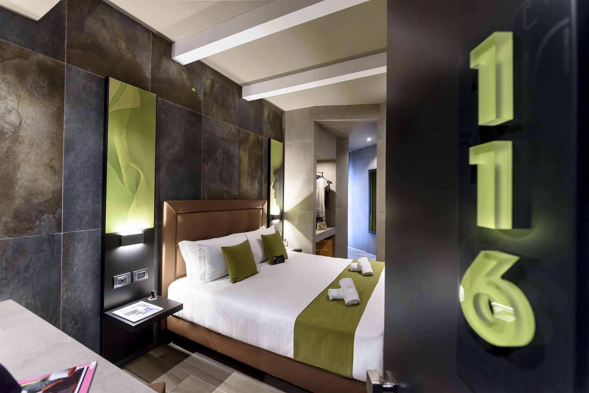 ROOM, DOUBLE BED