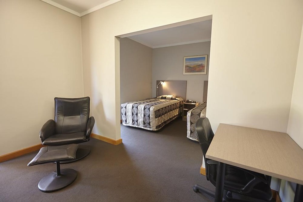 SEASONS HOTEL NEWMAN 32/44