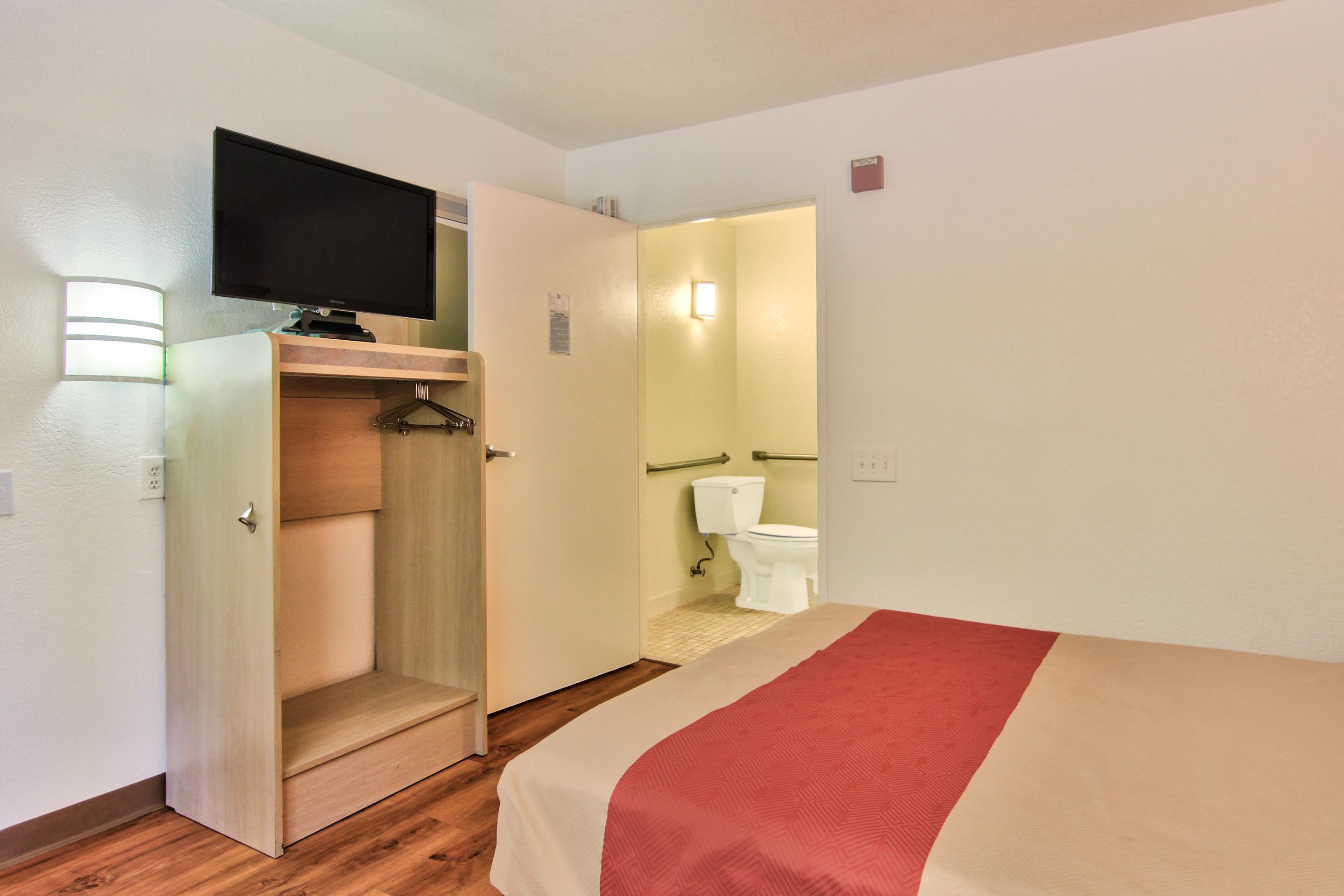 1 Queen Bed Mini Fridge