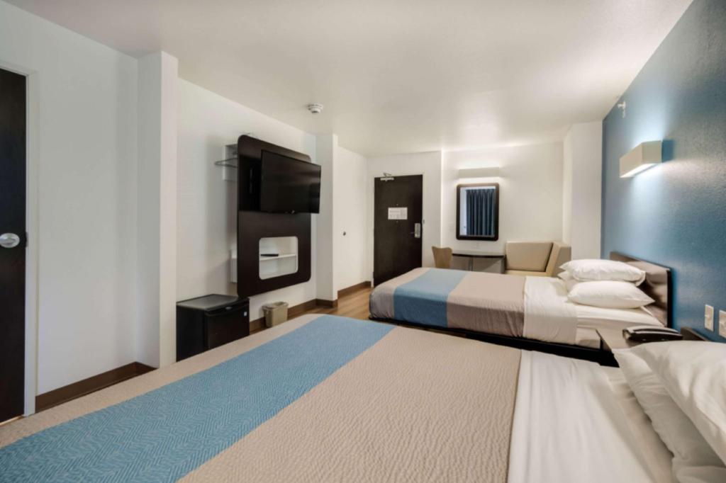 2 Queen Beds - Non-Smoking, Mini Fridge