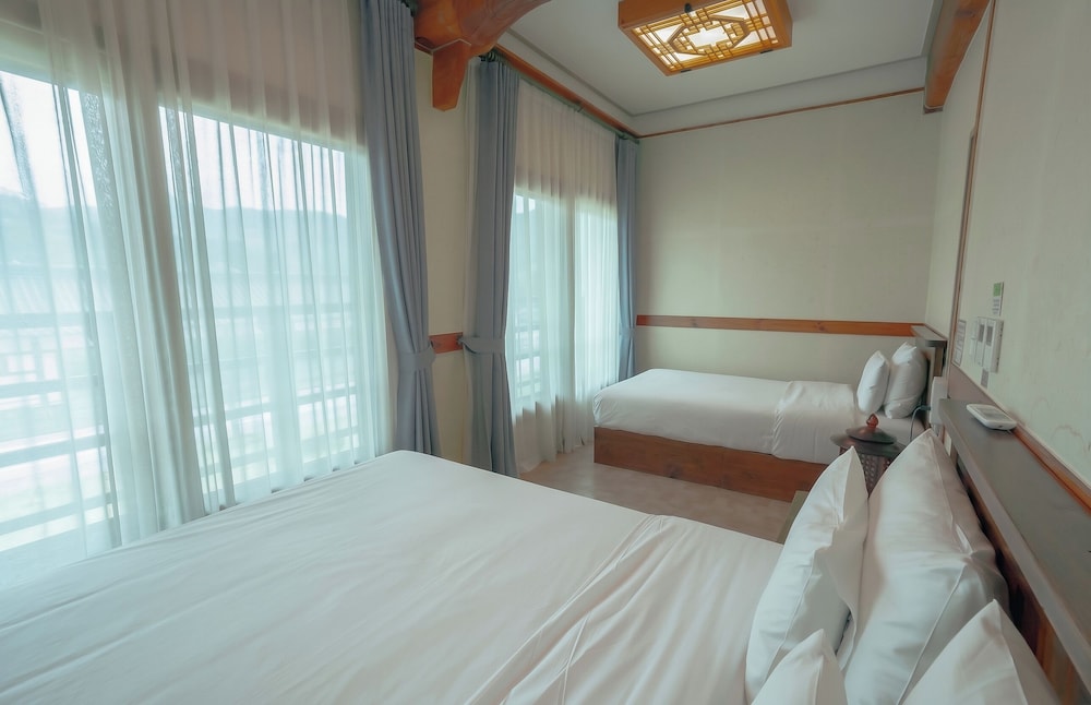 ROOM, QUADRUPLE