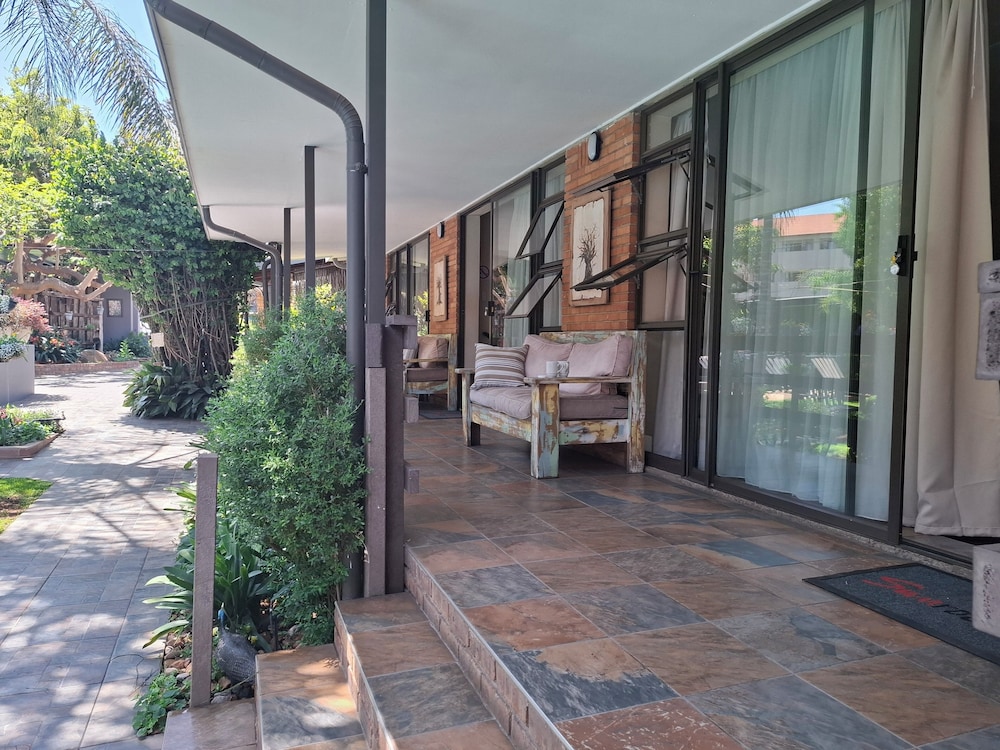 Sunrock Guesthouse 70/77
