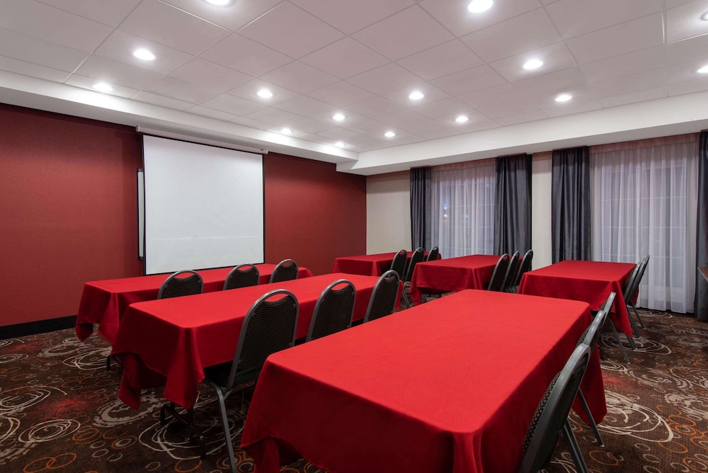 La Quinta Inn & Suites by Wyndham Harrisburg-Hershey 44/51