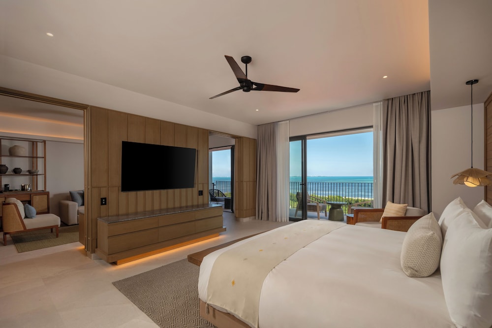 Suite, King Bed, Ocean Front, High Floor