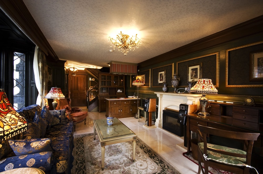 The Old England Manor 50/61