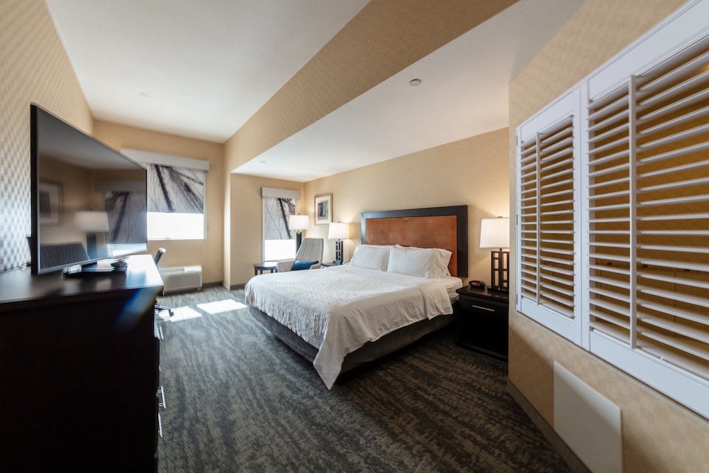 Holiday Inn Express Suites Riverport 11/76