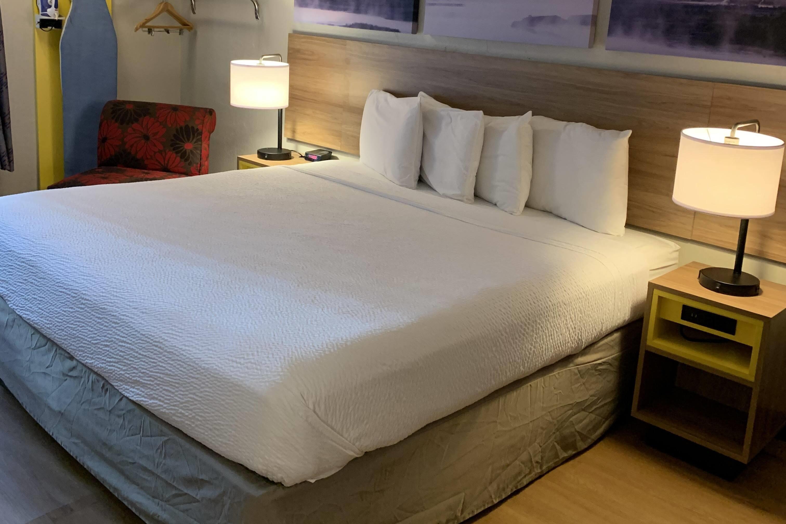 غرفة بسرير كينج، Days Inn By Wyndham Louisville Airport Fair And Expo Center 2/2