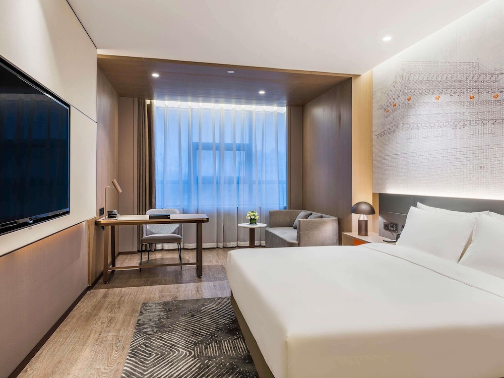 DELUXE, KING BED