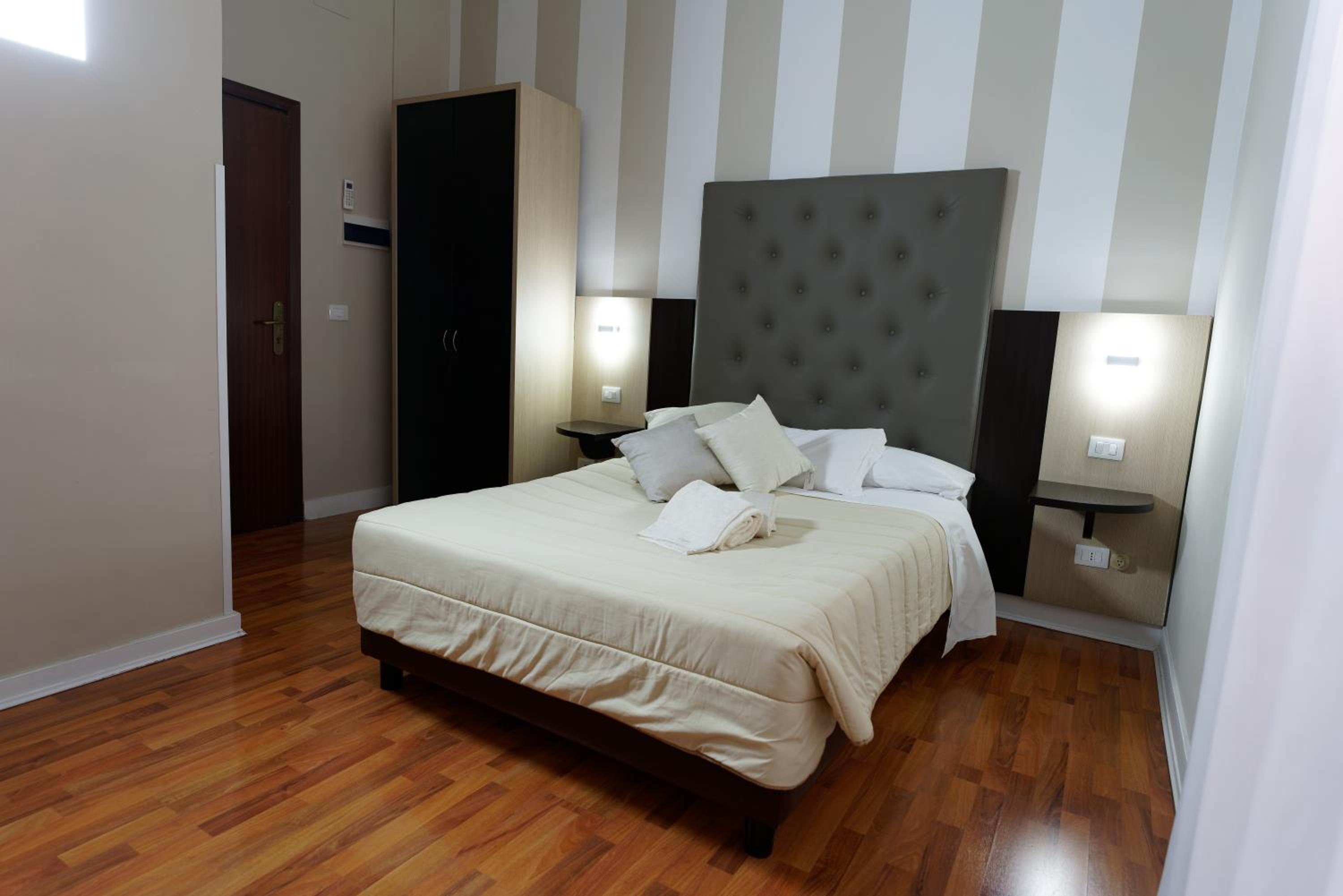 Room, French Bed، Hotel Sant Elia 5/8
