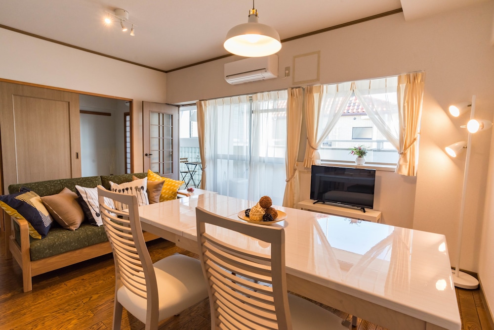 Universal Bay Condominium 20/60