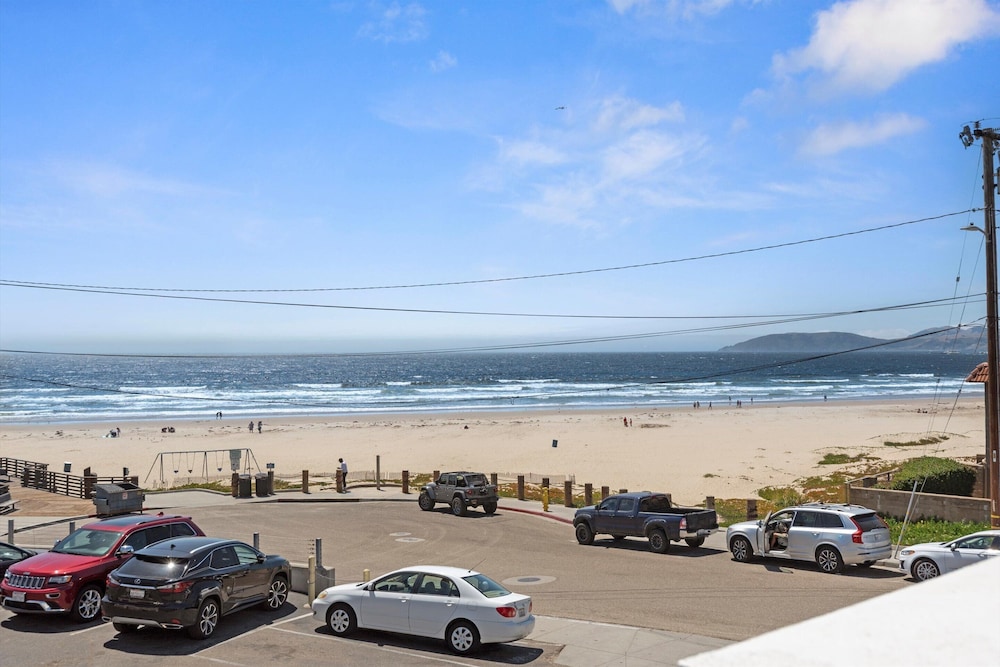 Beach House Inn & Suites 41/50