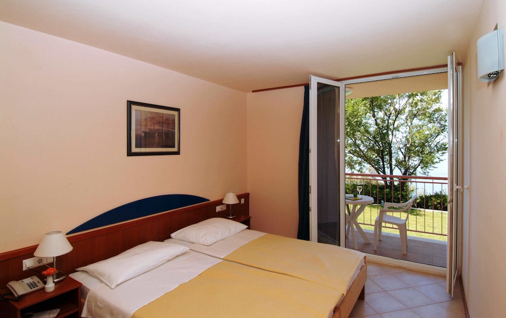 BRZET HOTEL OMIS 10/50
