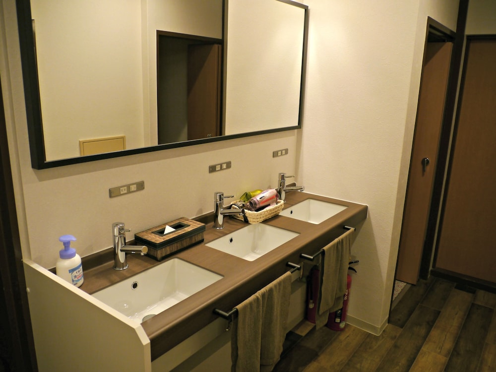 J-Hoppers Hiroshima Guesthouse 46/50