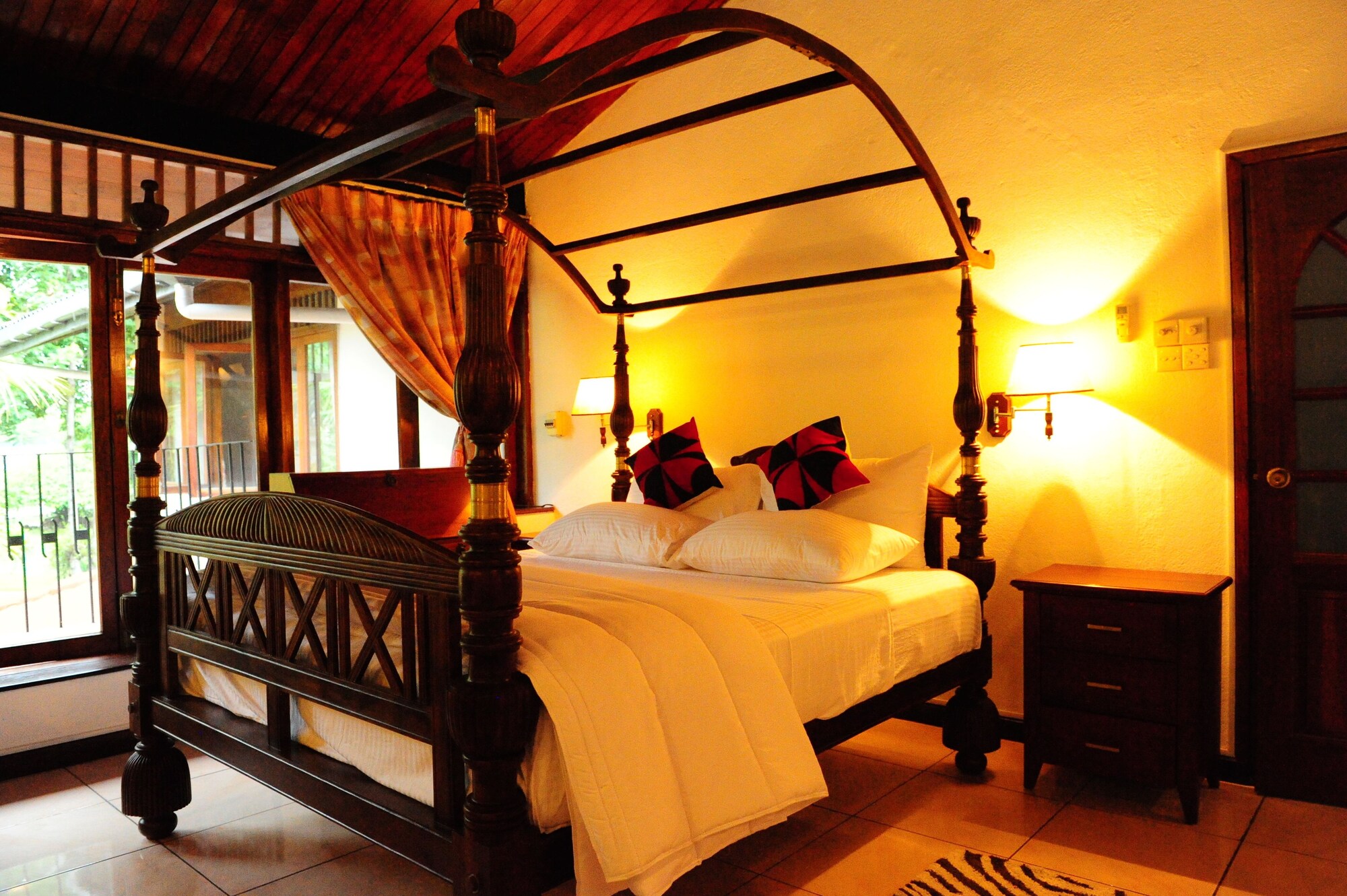 GRAND, QUADRUPLE, MULTIPLE BEDS, BATHTUB, CORNER