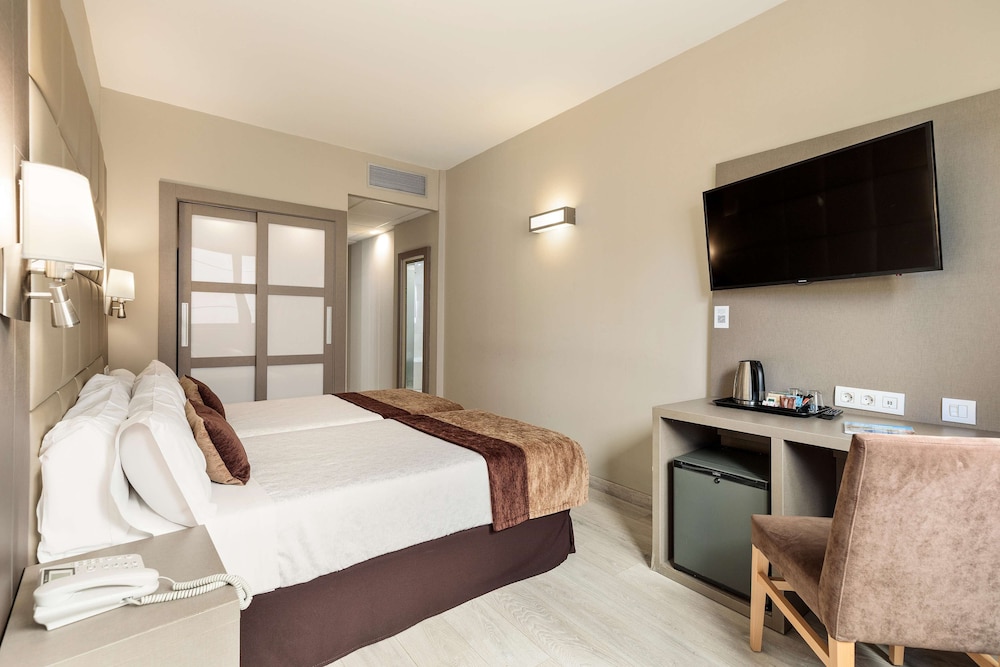 ROOM, TWIN BEDS