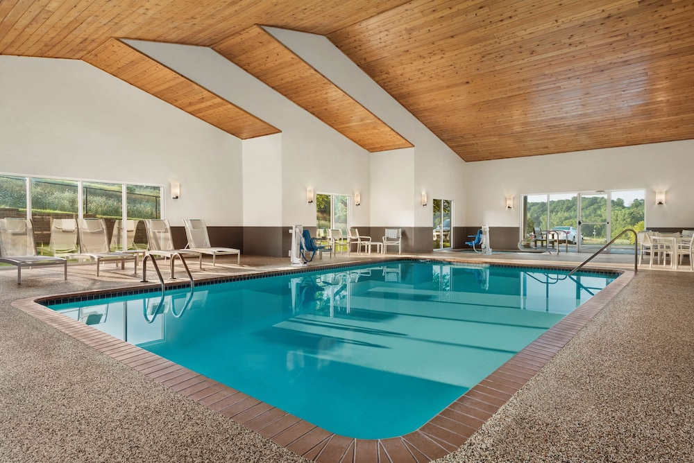 Country Inn & Suites By Radisson, Decorah, IA 3/42