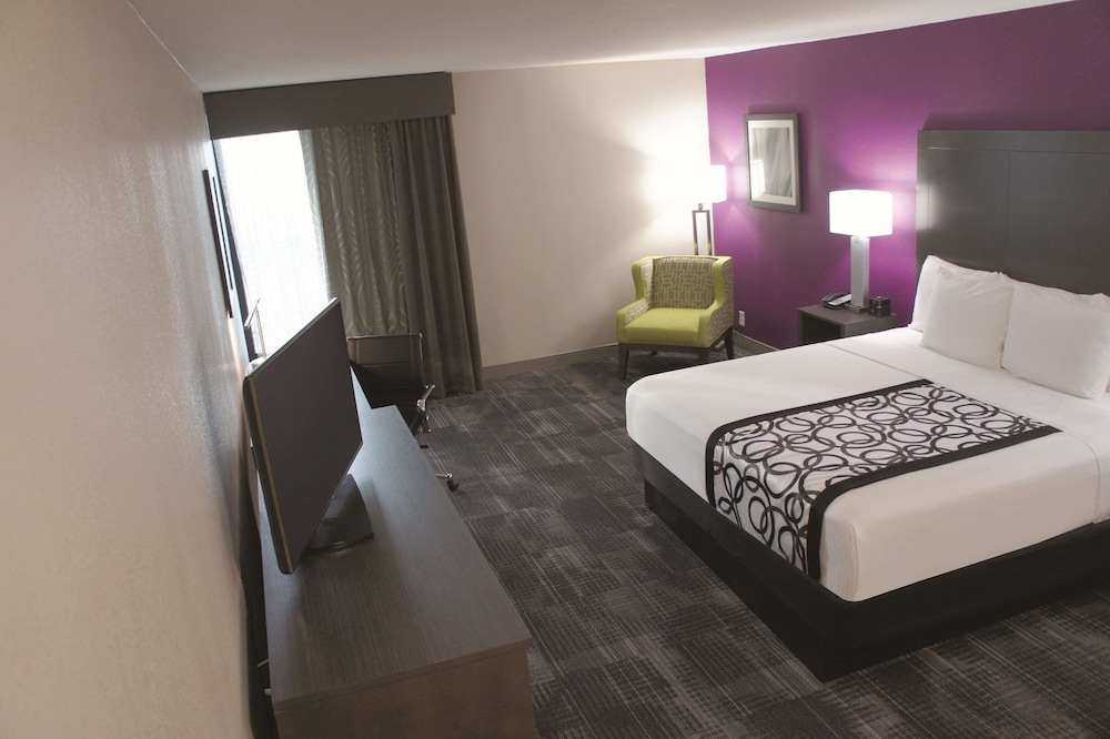 La Quinta Inn And Suites By Wyndham Columbus Ms 7/29