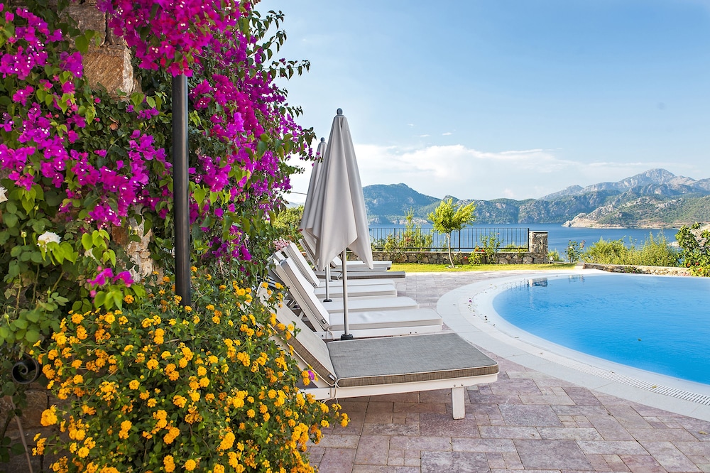 Swan Lake Boutique Hotel - Adults Only 59/67