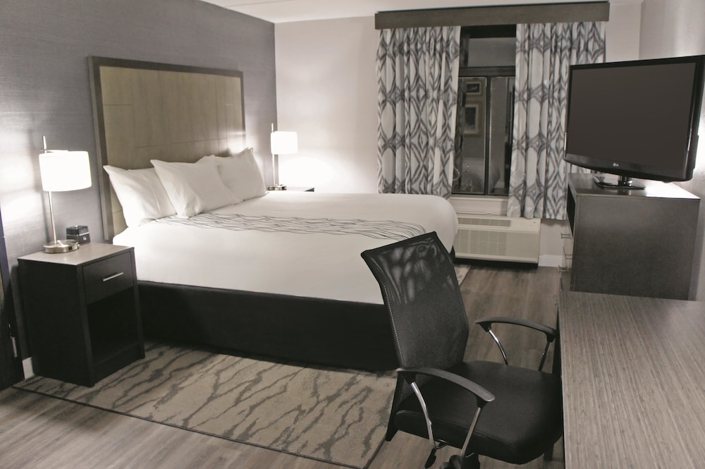 La Quinta Inn and Suites by Wyndham Raleigh Downtown North 24/47