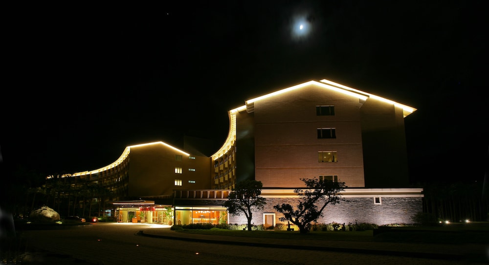 Luminous Hot Spring Resort 1/46