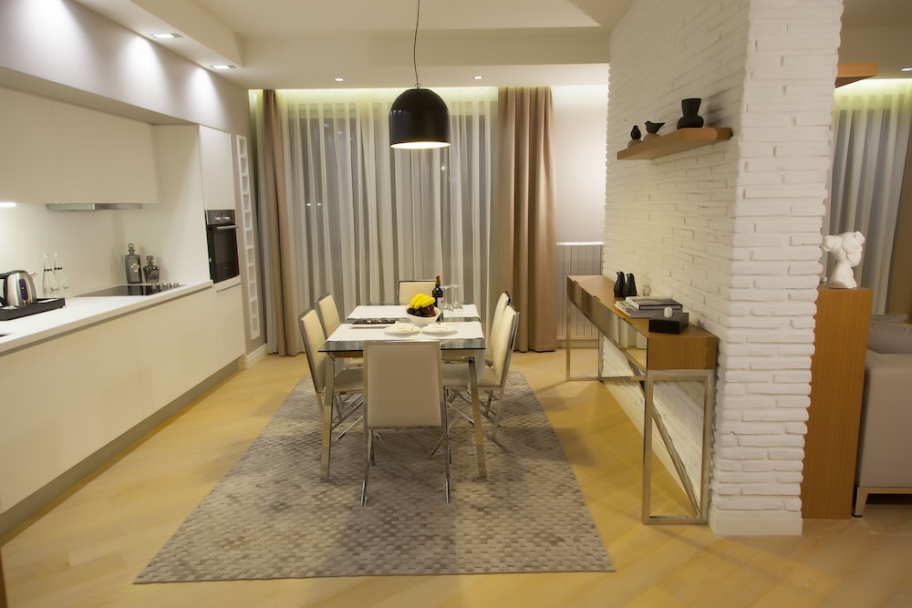 The Leos Residence 38/60
