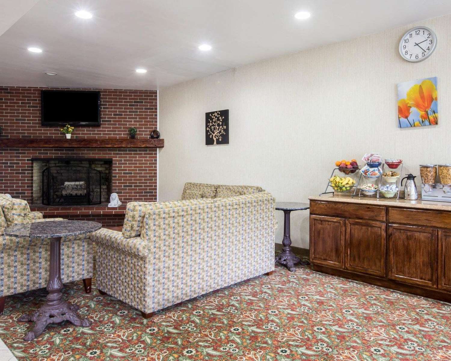 Econo Lodge Lakes Region 13/15