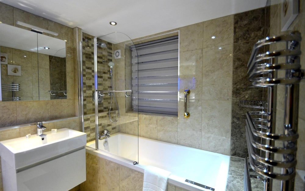 Hyde Park Suites 28/29