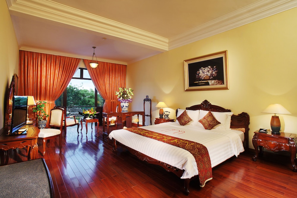 EXECUTIVE, SUITE