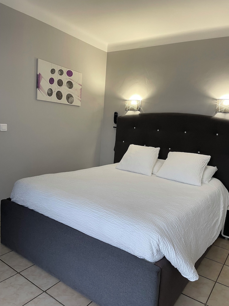 HOTEL LE CLEMENT V 26/66