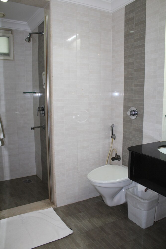 THE LOTUS SERVICE APARTMENTS - BURKIT ROAD 11/45