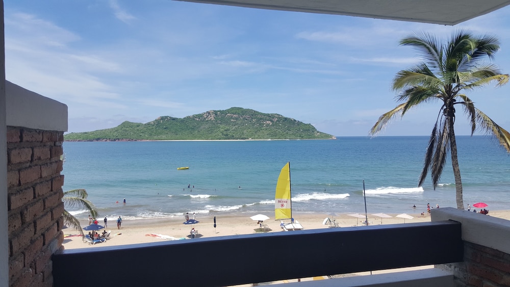 Suites Las Flores Beach Mazatlan 47/50