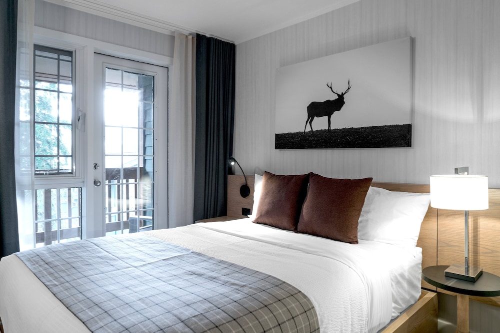 Summit Deluxe 2 Queen Room