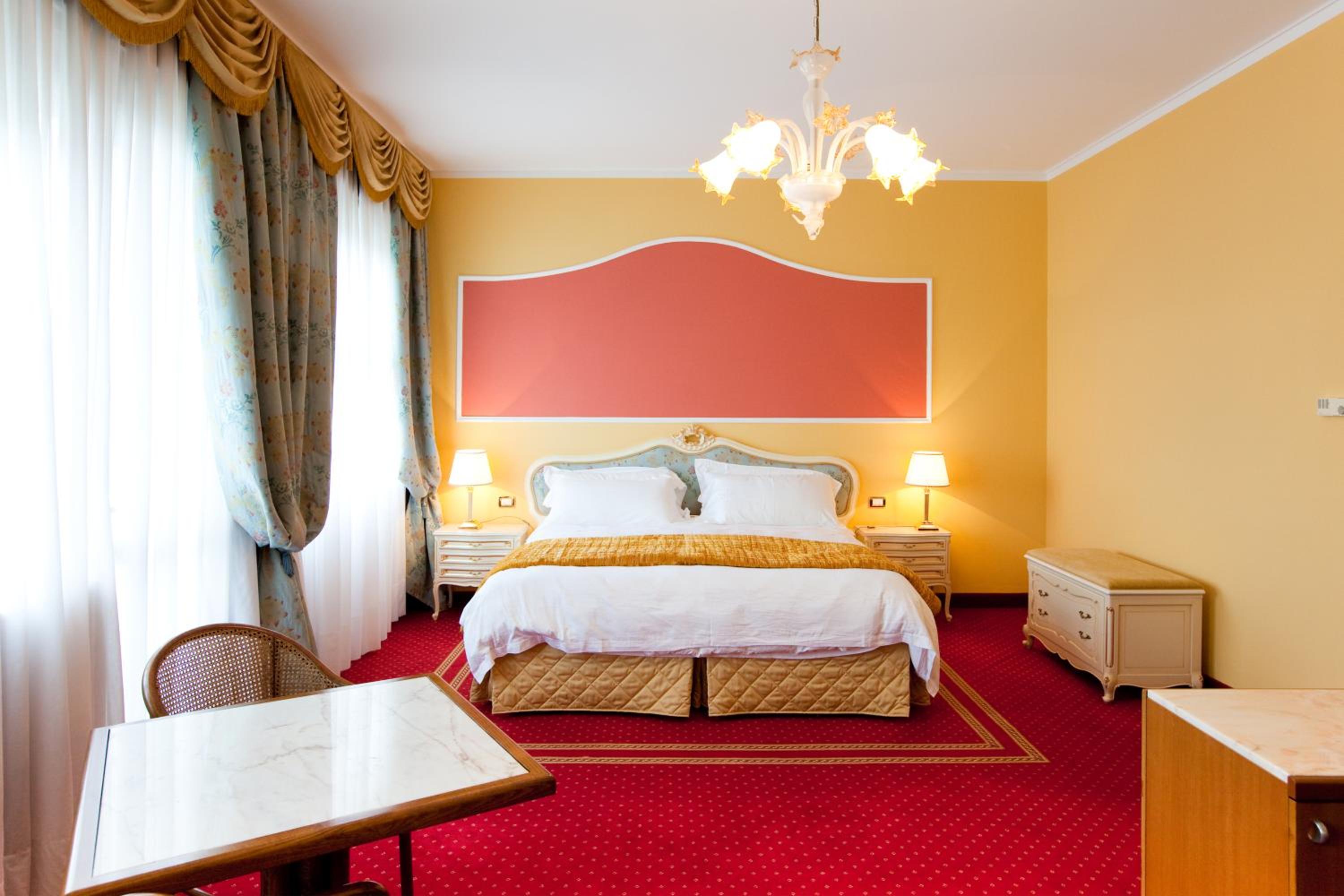 DELUXE, DOUBLE BED