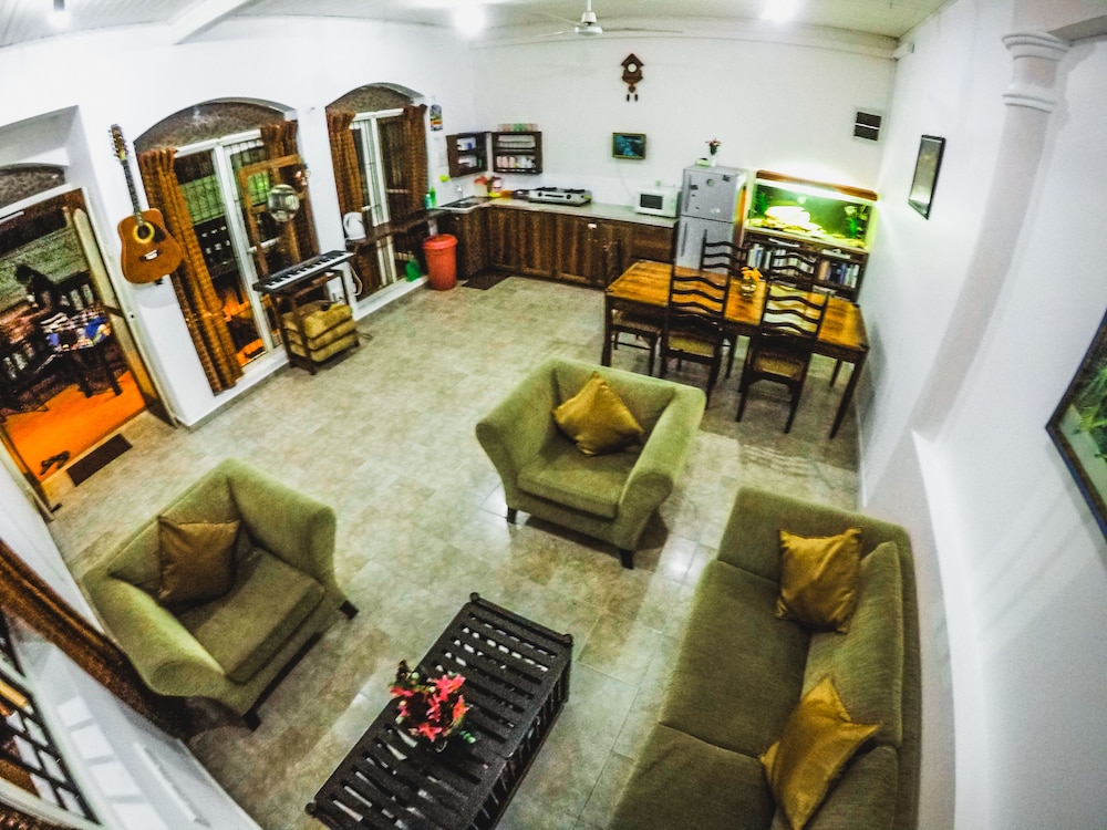 Mrs Wijenayake's Beach Haven Guest House 26/34