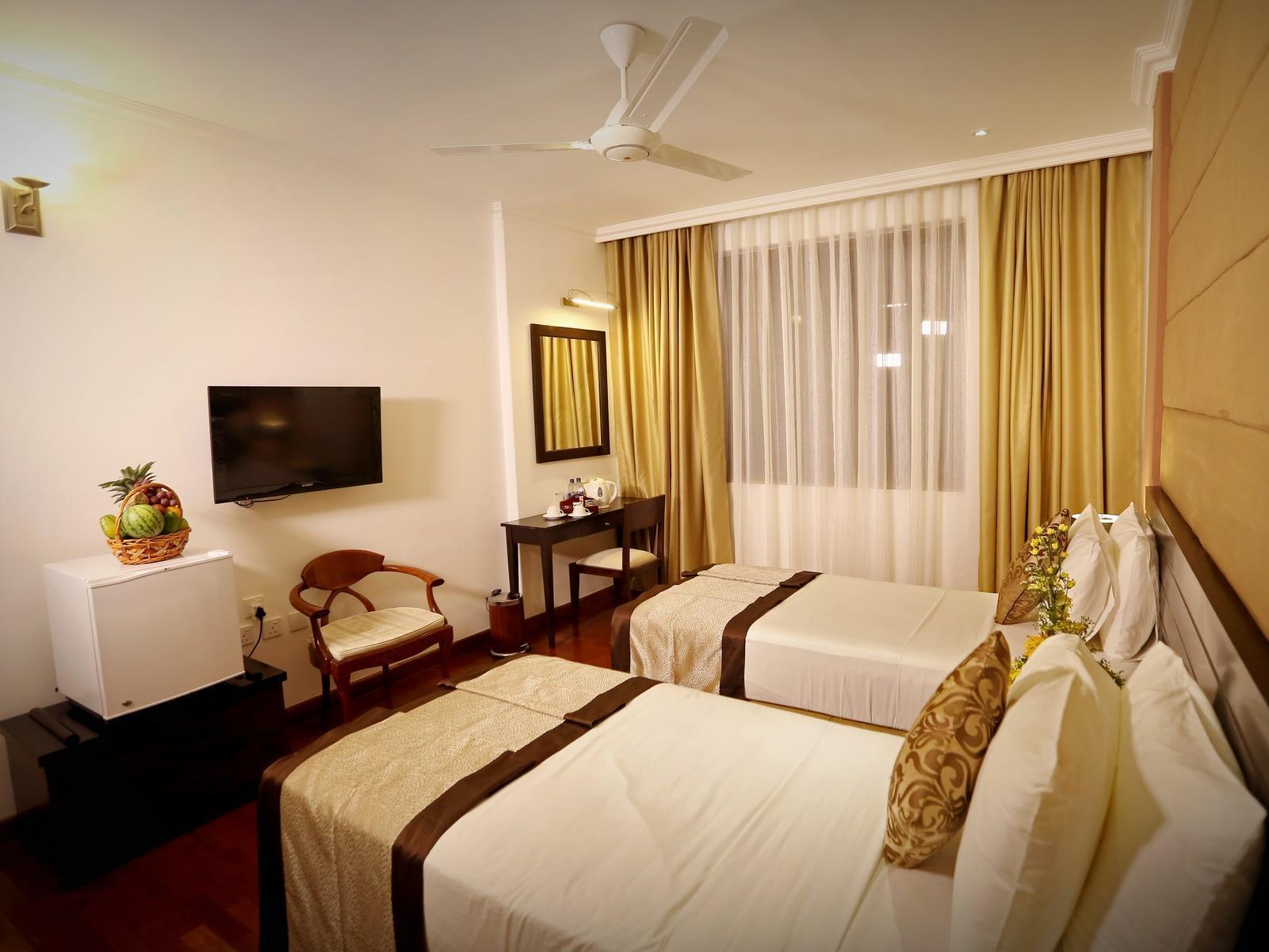 غرفة ديلوكس بسرير مزدوج وسريرين منفصلين بشرفة، Kandy City Hotel 2/2
