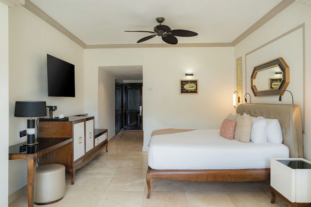 The Signature Level at Grand Palladium Lady Hamilton Resort & Spa 9/48