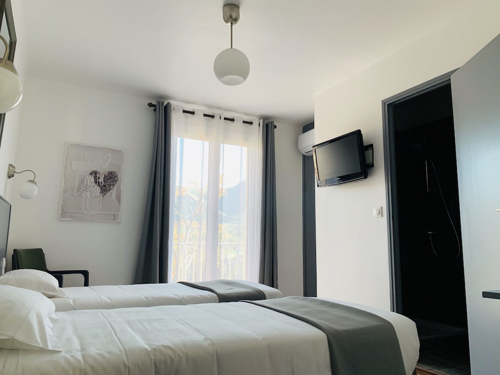 Hôtel Les Arbousiers 43/68