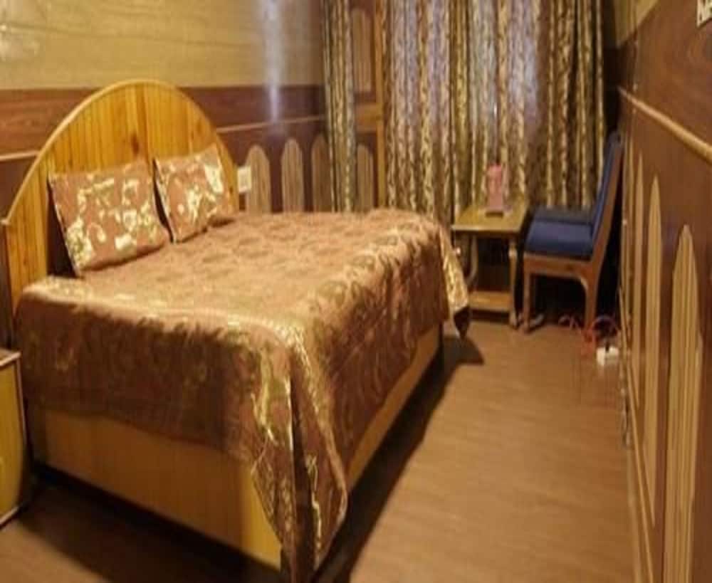DELUXE, DOUBLE BED, SMOKING