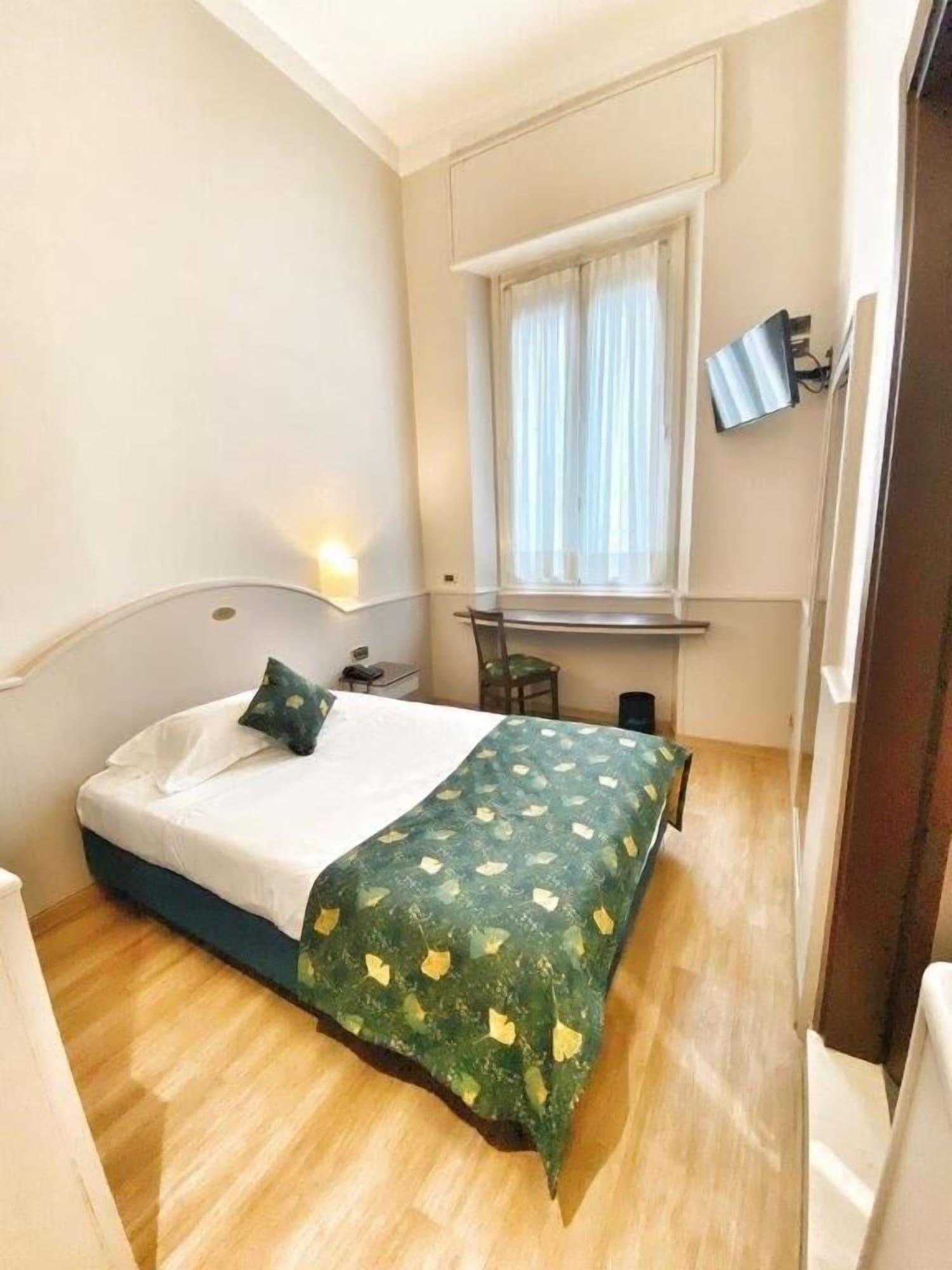 ROOM, SINGLE