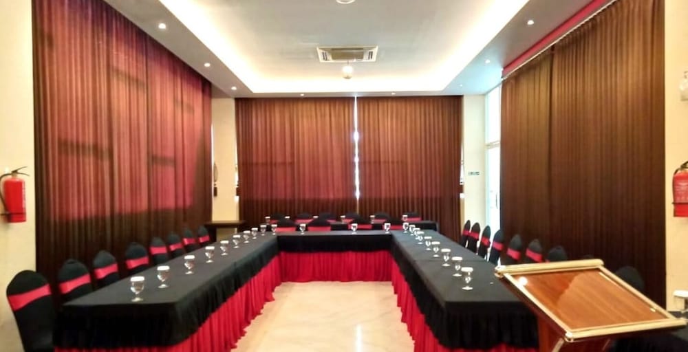 Front One Hotel Purwodadi 56/72