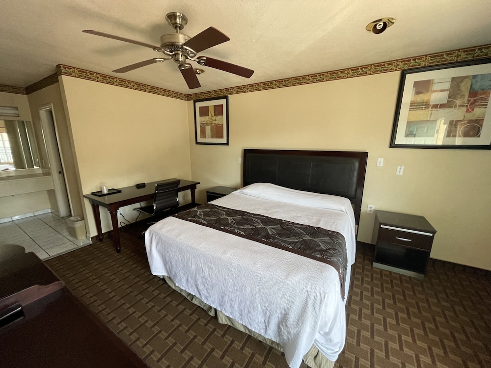 Hollywood Guest Inn 6/23