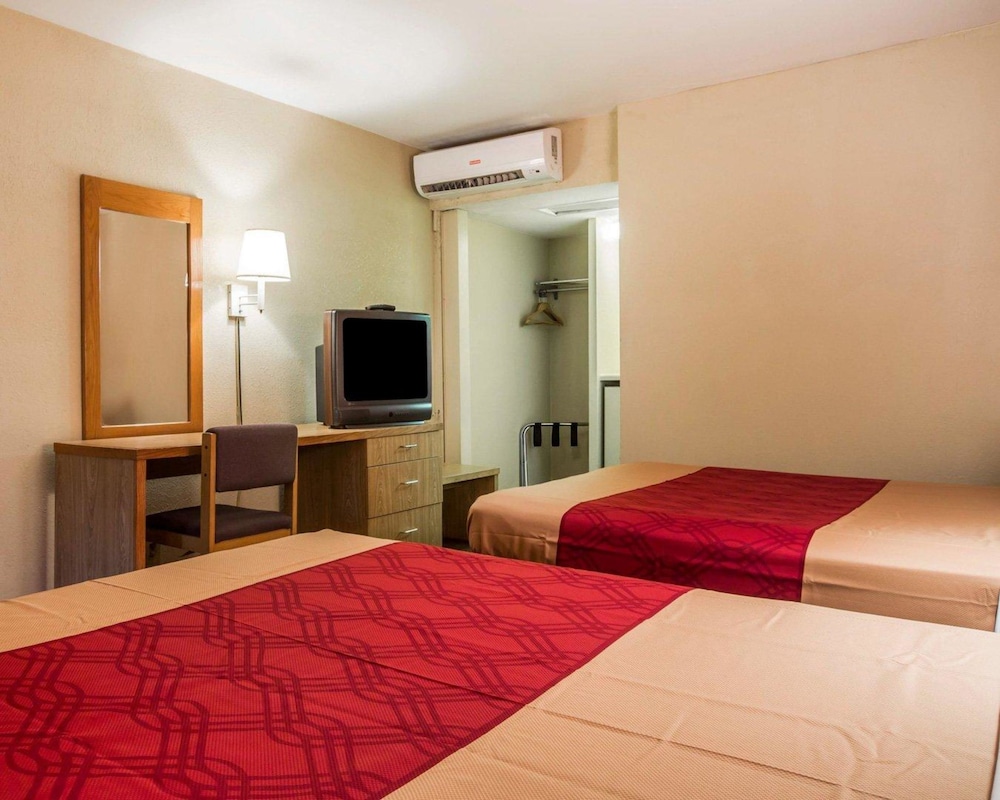 Econo Lodge Atlanta College Park 22/39