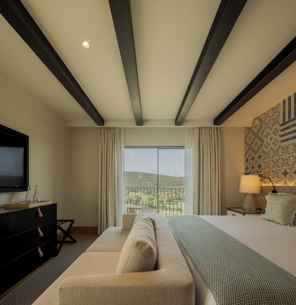 1 Bedroom, Suite, King Bed, Valley View
