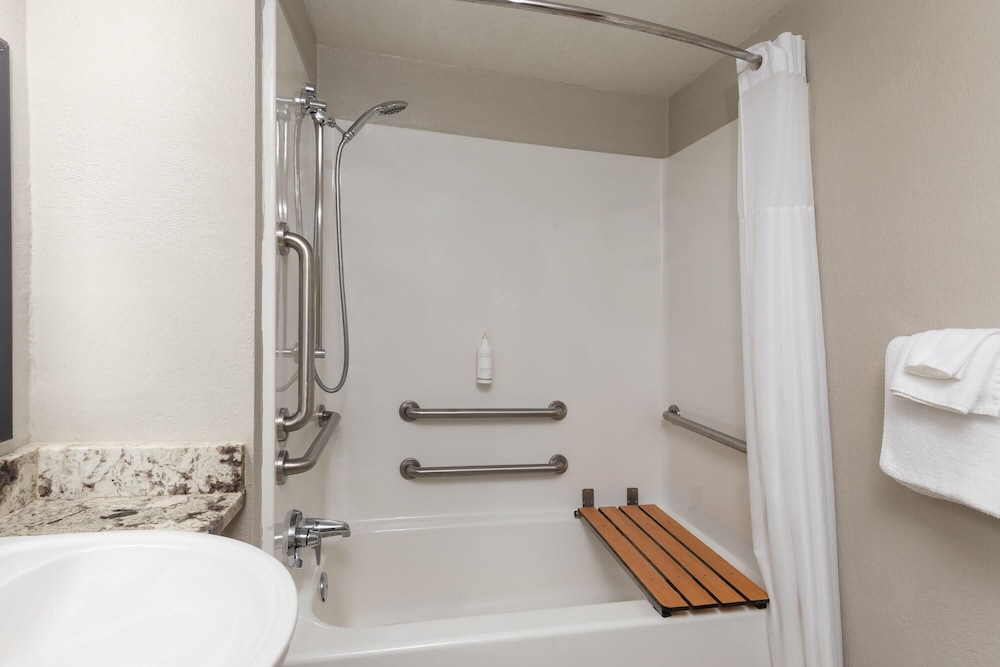 Days Inn by Wyndham Charleston WV 29/33