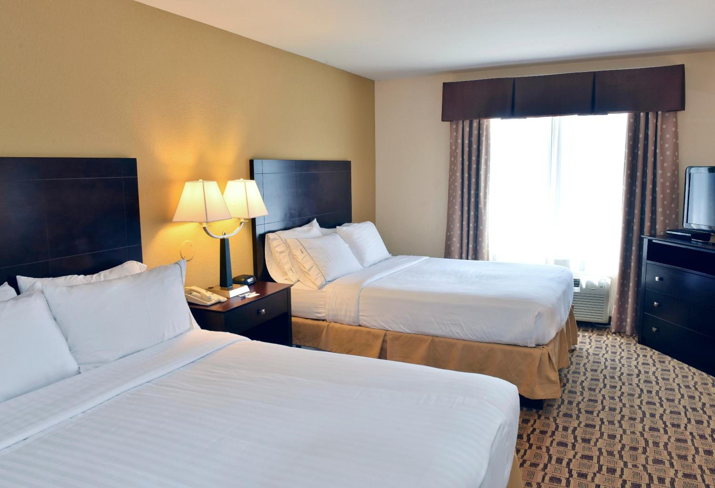 Suite, 2 Queen Beds, Sofa, Bathtub, Accessible