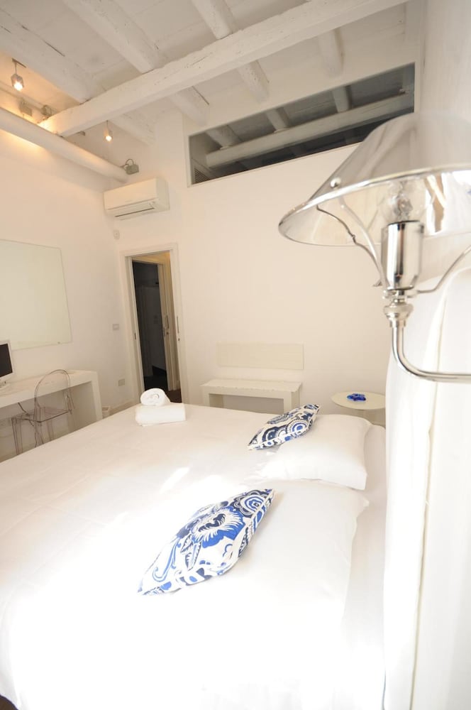Suite Home Trani 16/50