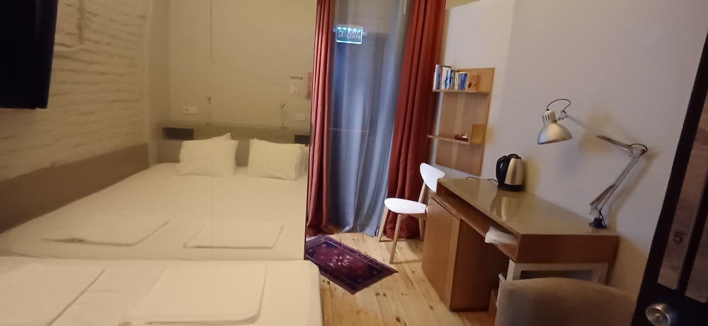 Peradays Hotel 33/48